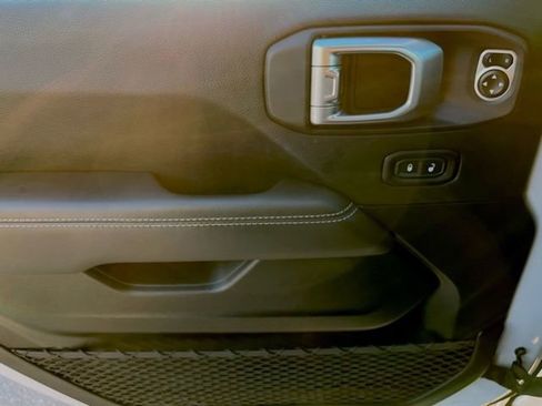 Used 2020 Jeep Wrangler Unlimited Sahara image 22