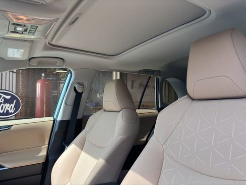 Used 2021 Toyota RAV4 XLE w/ Convenience Package image 16