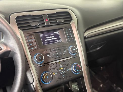 Used 2017 Ford Fusion SE FWD image 14
