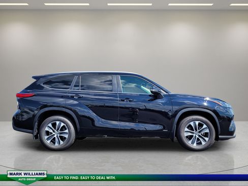 Used 2023 Toyota Highlander XLE AWD/4WD image 2