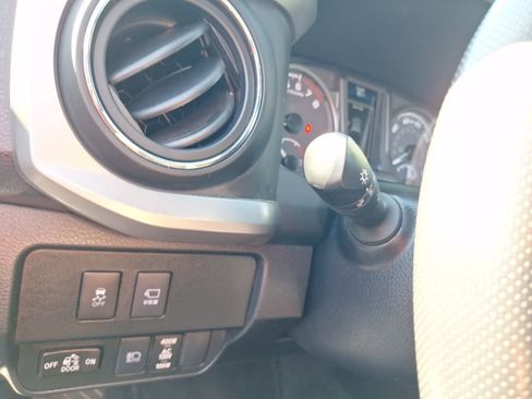 Used 2022 Toyota Tacoma Limited image 21