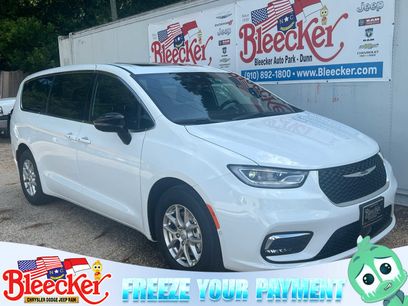 New 2025 Chrysler Pacifica Select w/ Uconnect Theater Family Group