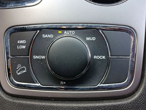 Used 2019 Jeep Grand Cherokee Laredo image 16