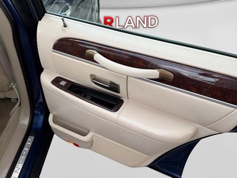 Used 2010 Lincoln Town Car Signature Limited RWD image 20