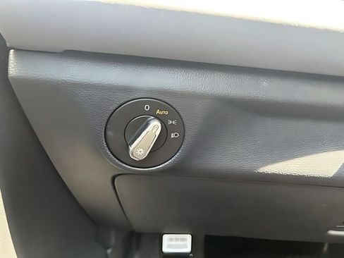 Used 2025 Volkswagen Jetta SE FWD image 27