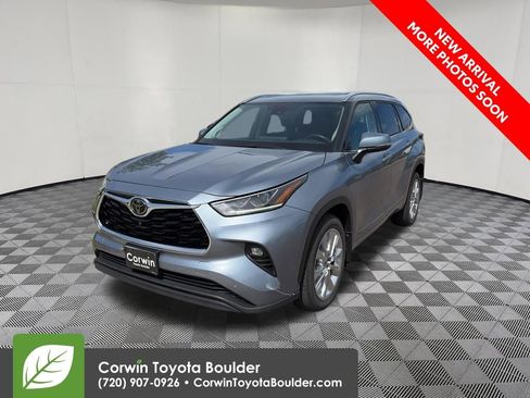 Used 2021 Toyota Highlander Limited AWD/4WD image 3