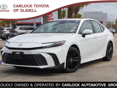Used 2025 Toyota Camry SE image 1