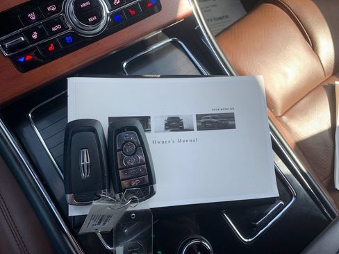 Used 2022 Lincoln Aviator Reserve w/ Equipment Group 201A AWD/4WD image 9