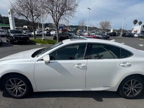 Used 2016 Lexus ES 300h w/ Navigation System Package image 5