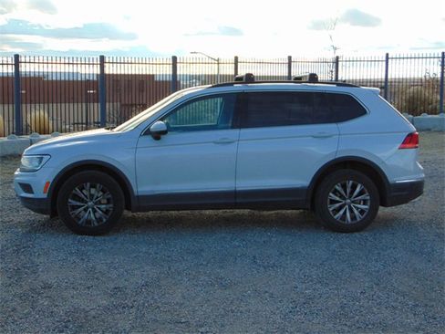 Used 2018 Volkswagen Tiguan SE w/ Panoramic Sunroof Package image 6