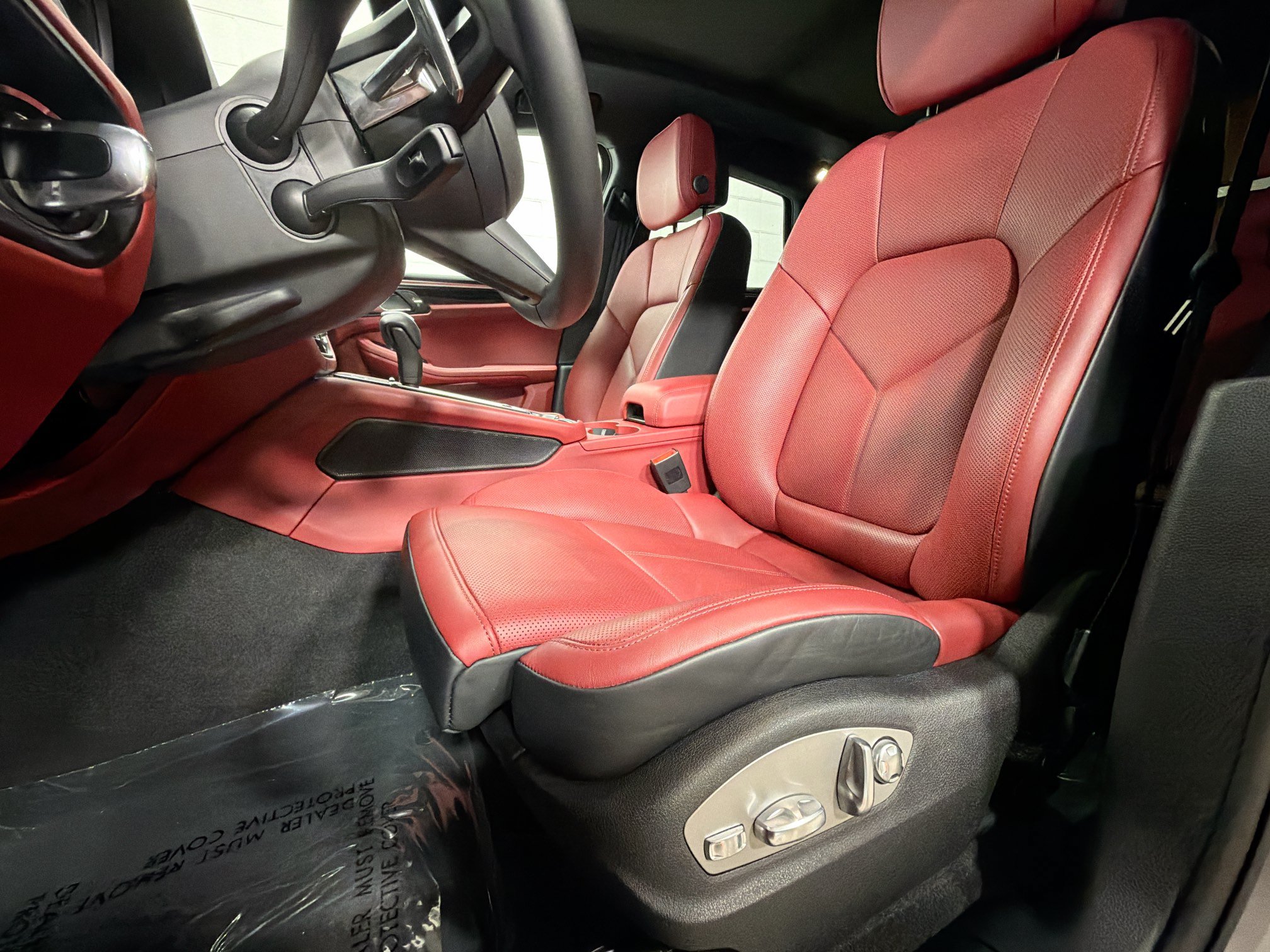 Certified 2026 Porsche Macan AWD/4WD image 5
