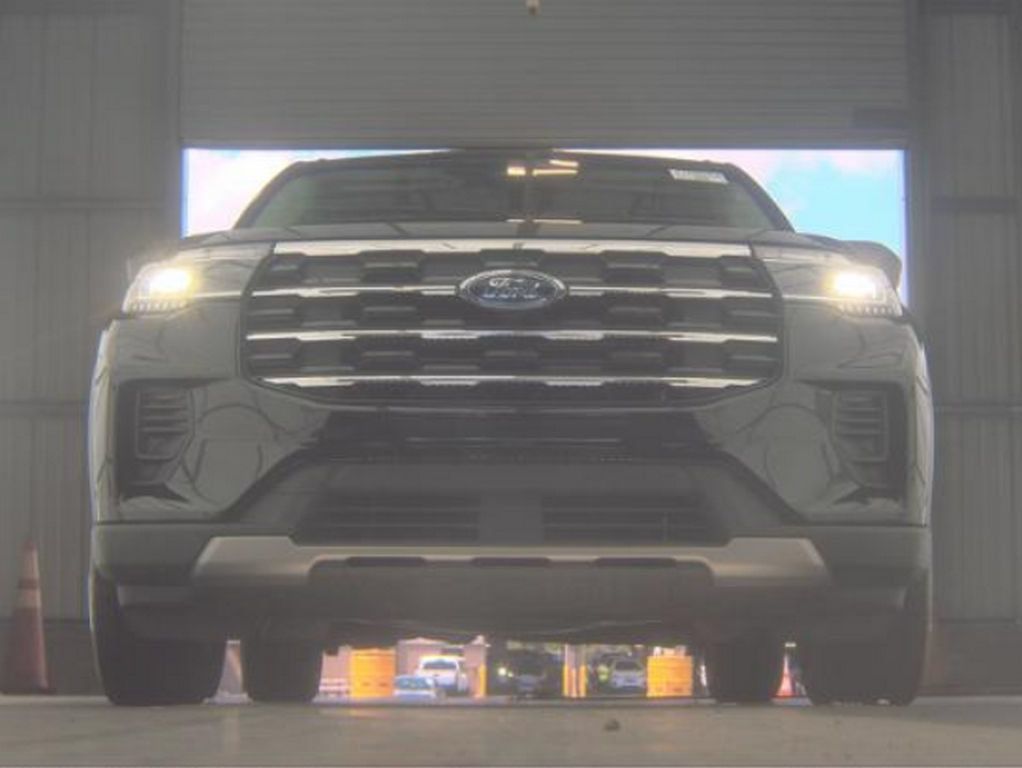 Used 2025 Ford Explorer Active AWD/4WD image 4