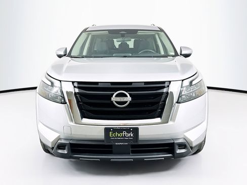 Used 2024 Nissan Pathfinder SV image 2