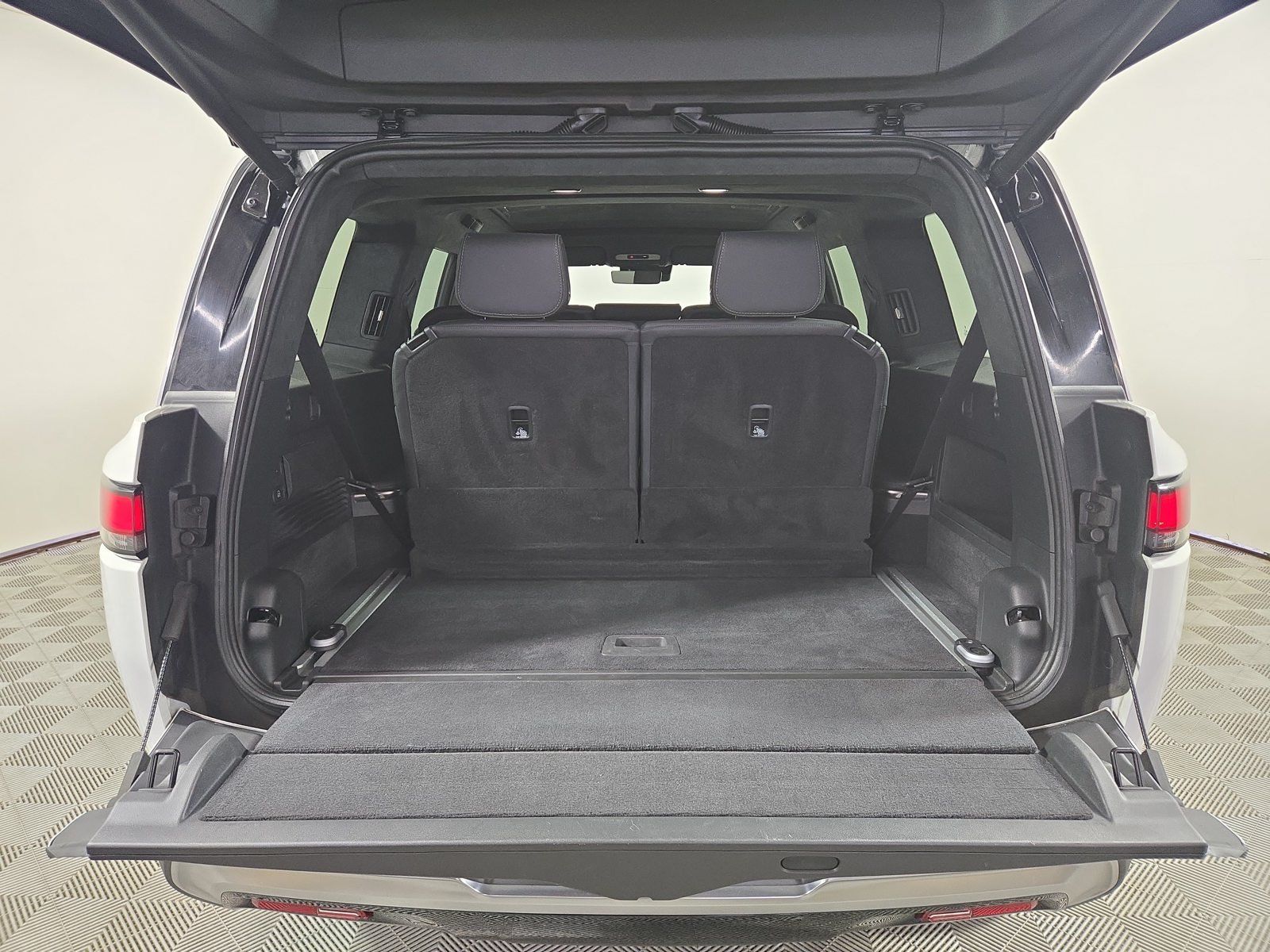 Used 2025 Rivian R1S Adventure Dual AWD/4WD image 15