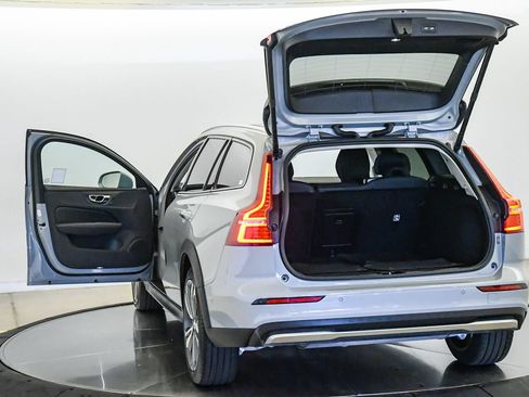 Certified 2025 Volvo V60 B5 Cross Country Plus AWD/4WD image 25