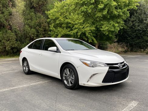 Used 2015 Toyota Camry SE w/ Moonroof Package image 5