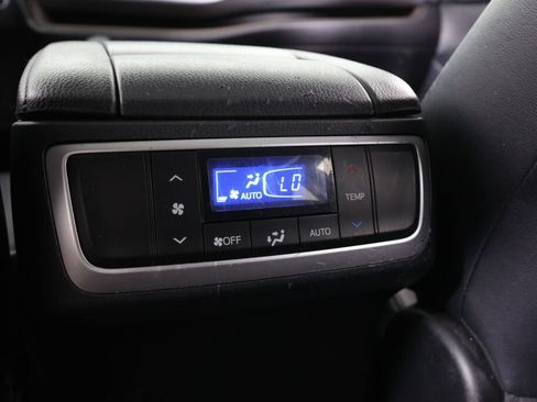 Used 2019 Toyota Highlander XLE w/ Carpet Mat Package (TMS) AWD/4WD image 15