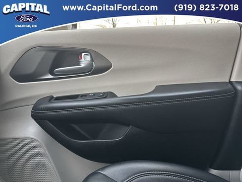 Used 2024 Chrysler Pacifica Touring-L image 27
