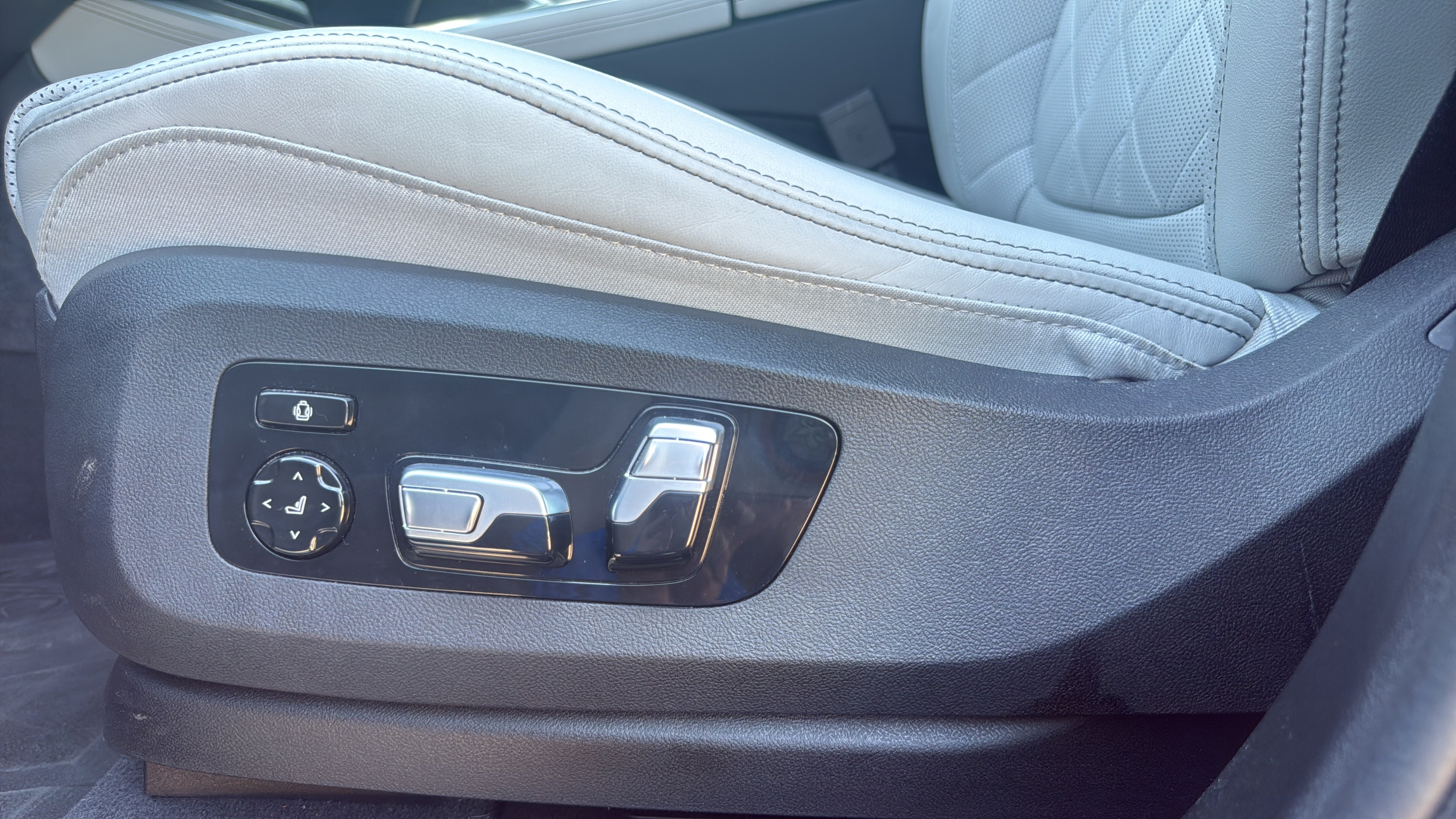 Used 2024 BMW X5 xDrive50e w/ M Sport Package AWD/4WD image 11