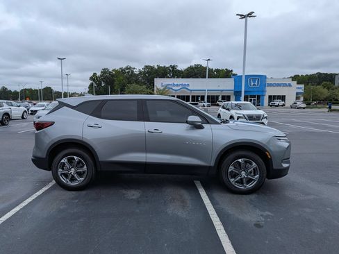 Used 2025 Chevrolet Blazer LT FWD image 2