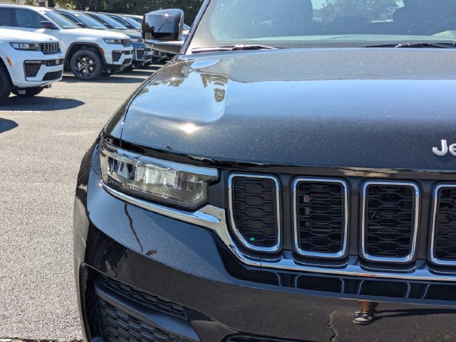 New 2027 Jeep Grand Cherokee Laredo X RWD image 9