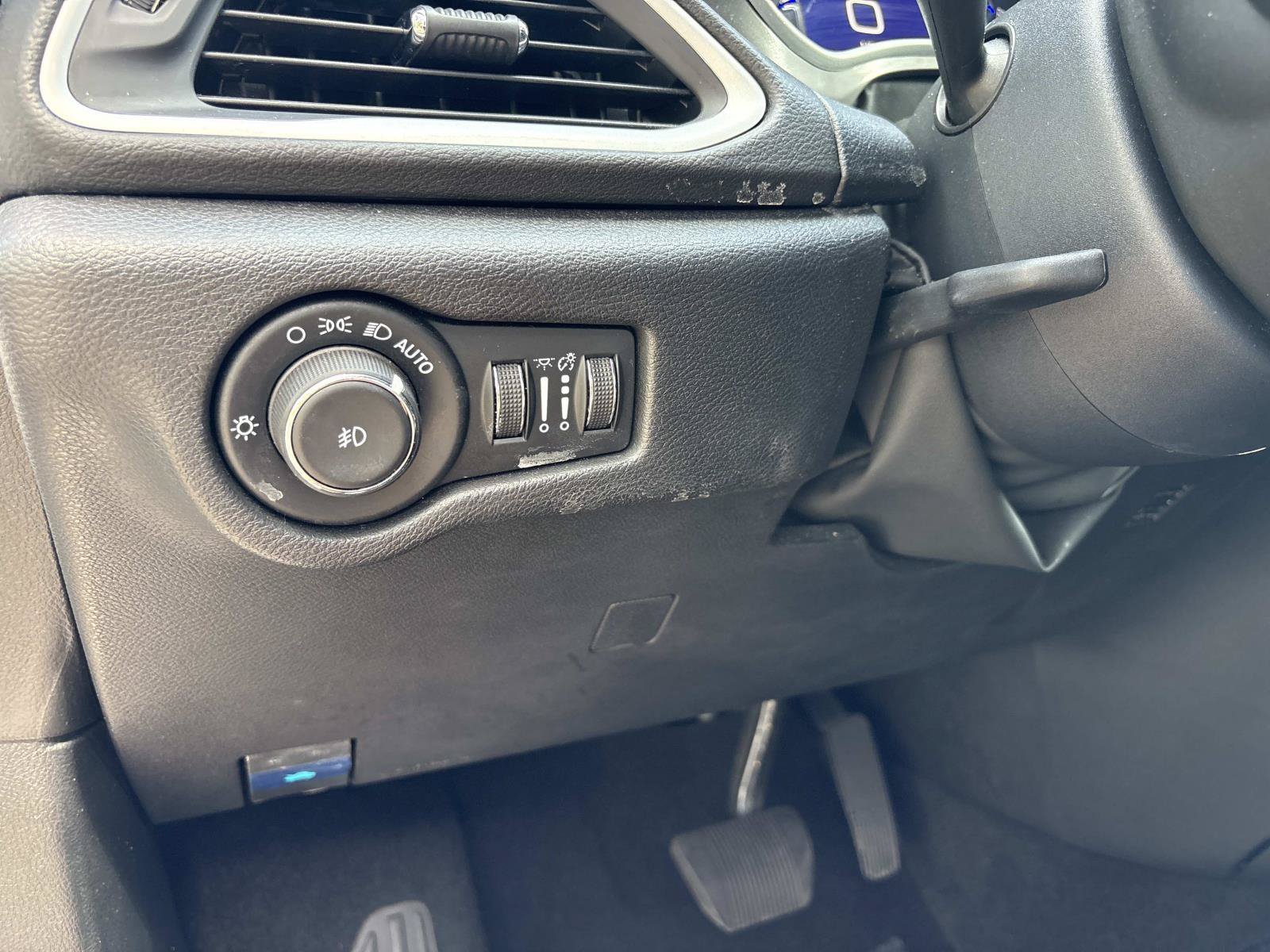 Certified 2025 Chrysler Pacifica Select FWD image 34