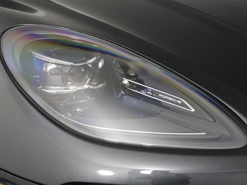 Certified 2025 Porsche Macan image 28