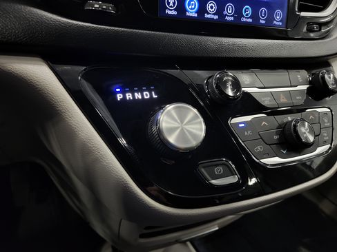 Used 2017 Chrysler Pacifica Touring w/ Tire & Wheel Group image 10