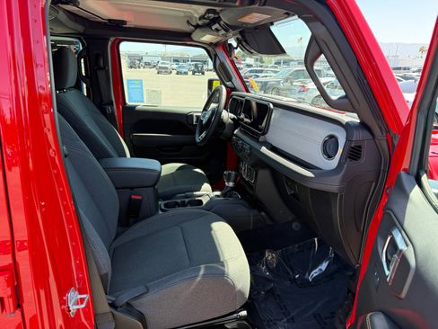 Used 2025 Jeep Wrangler Unlimited Sahara AWD/4WD image 20