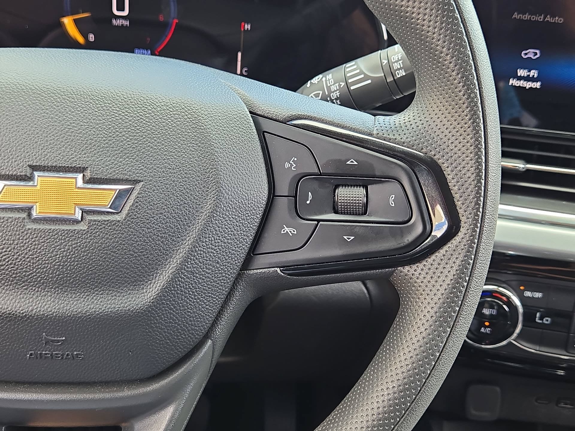 Used 2025 Chevrolet Trax LT FWD image 21