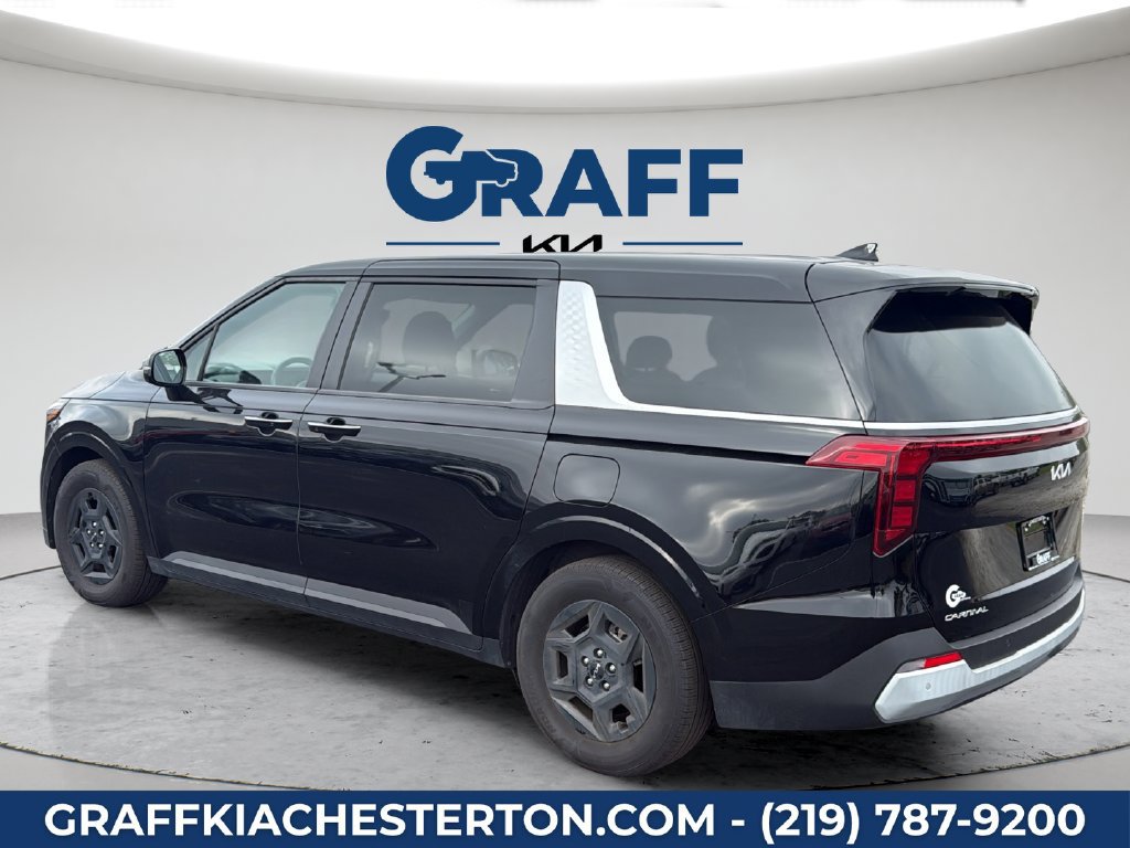 Used 2025 Kia Carnival FWD image 4