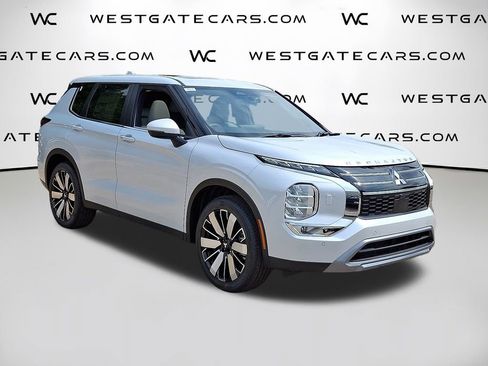 Used 2025 Mitsubishi Outlander SE image 2