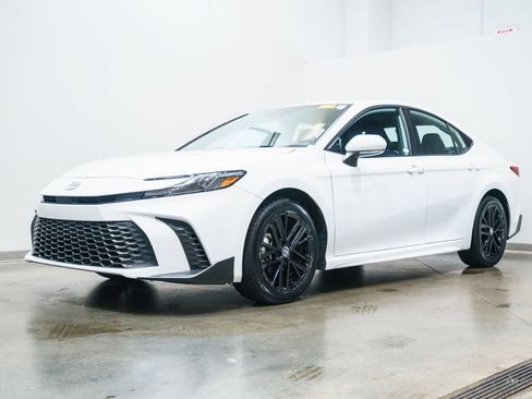 Used 2025 Toyota Camry SE w/ Convenience Package AWD/4WD image 3