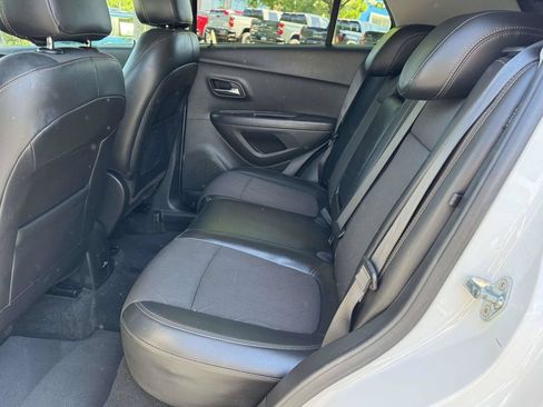 Used 2020 Chevrolet Trax LT w/ LT Convenience Package FWD image 18