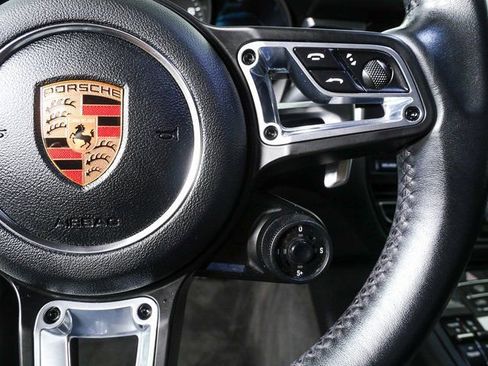 Certified 2019 Porsche Macan image 11