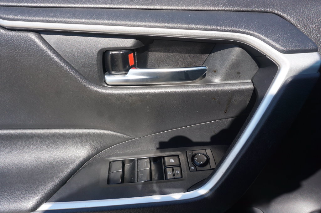 Used 2021 Toyota RAV4 XLE FWD image 4