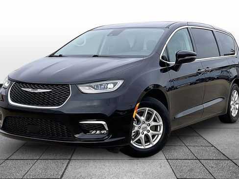Used 2024 Chrysler Pacifica Touring-L FWD image 1