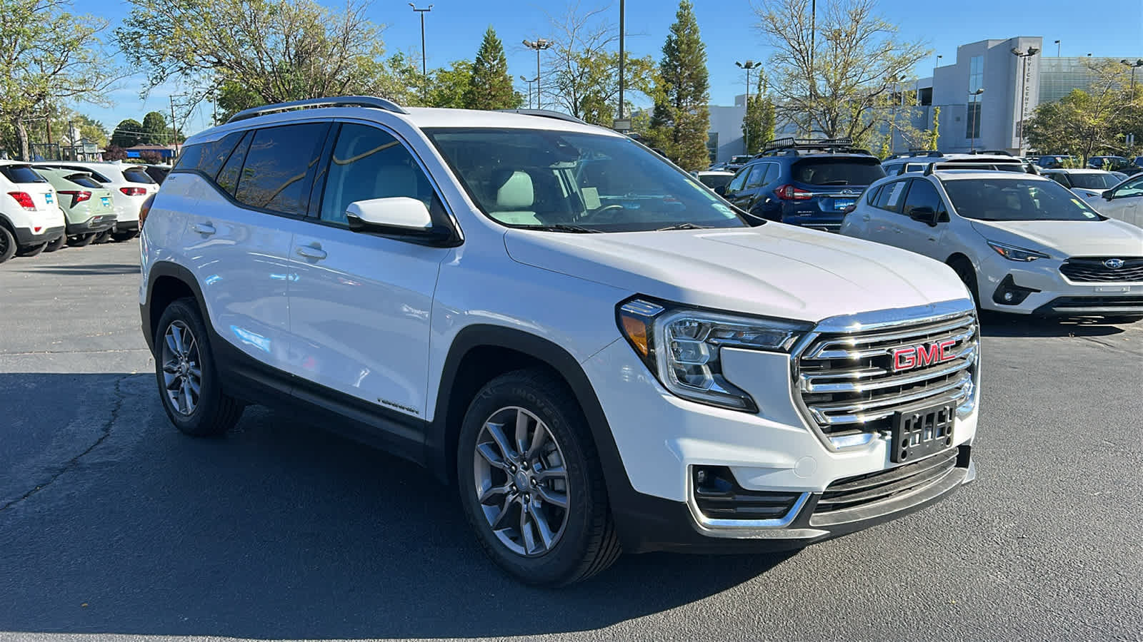 Used 2023 GMC Terrain SLT AWD/4WD image 3