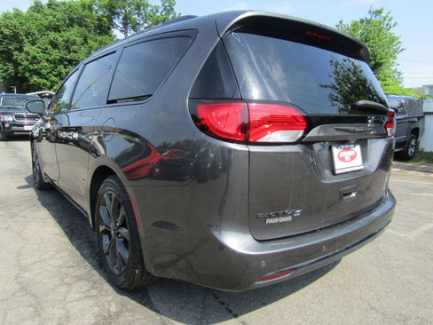 Used 2018 Chrysler Pacifica Touring-L Plus FWD image 5
