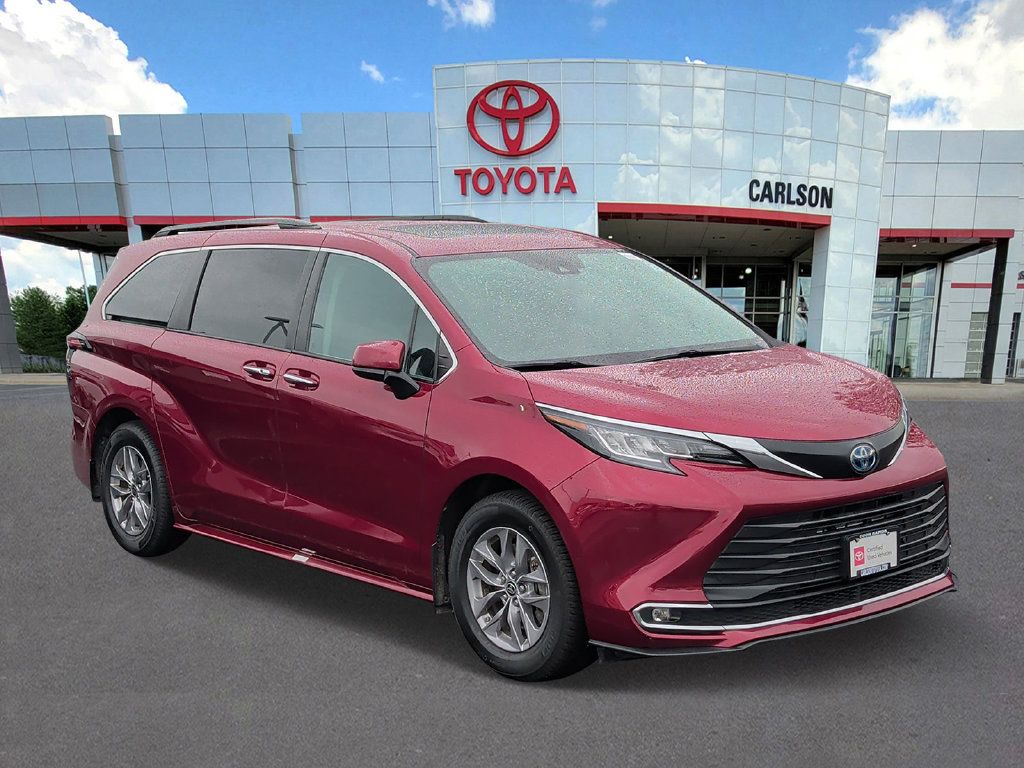 Certified 2022 Toyota Sienna XLE AWD/4WD image 2