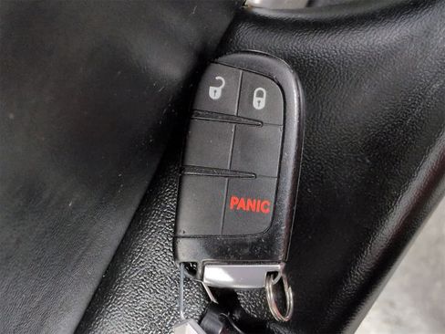 Certified 2018 Dodge Journey SE image 32