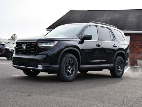 New 2025 Honda Pilot TrailSport image 3
