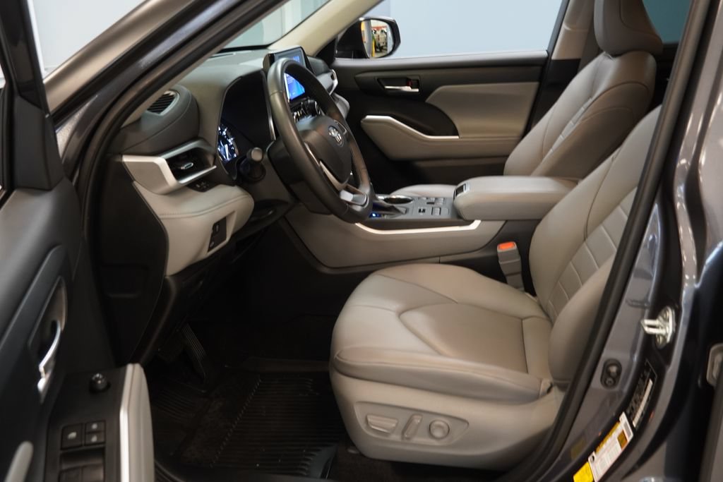 Used 2024 Toyota Highlander XLE AWD/4WD image 5