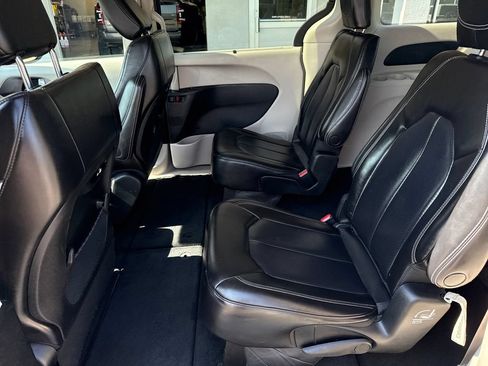Used 2023 Chrysler Pacifica Touring-L FWD image 25