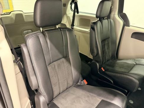 Used 2019 Dodge Grand Caravan SXT image 18