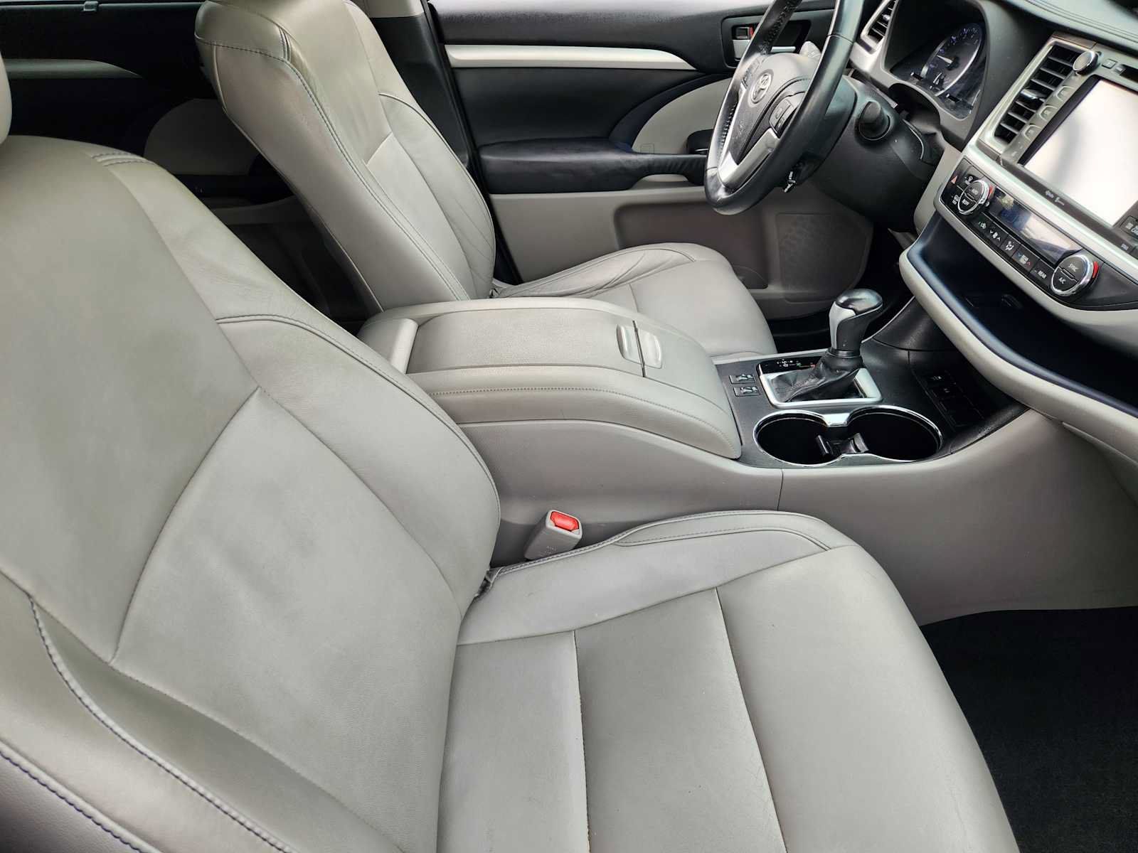 Used 2014 Toyota Highlander XLE FWD image 13