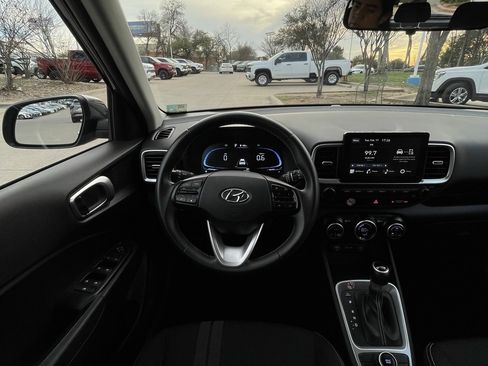 Used 2025 Hyundai Venue SEL image 11