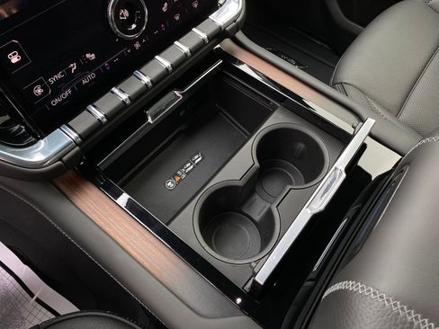 Used 2025 GMC Yukon Denali w/ Denali Reserve Package image 18