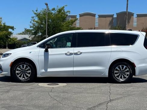 Used 2024 Chrysler Pacifica Limited FWD image 7