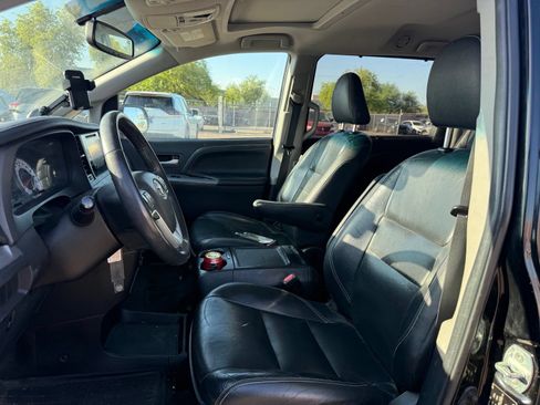 Used 2017 Toyota Sienna SE FWD image 11